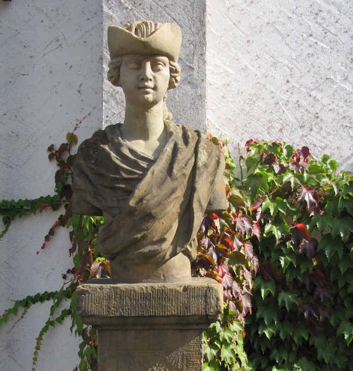 Thumbnail for 5 Historische Gartenskulpturen die Allegorien der 12 Monate Des